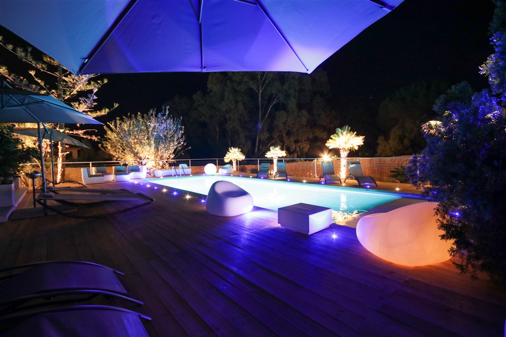 Eliantos Boutique Hotel & Spa - Bazén pokoje SUITE EXECUTIVE - večerní atmosféra, Santa Margherita di Pula, Sardinie