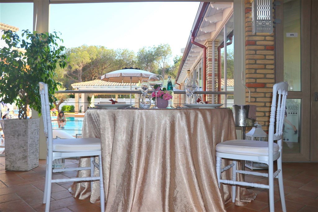 Restaurace s výhledem na bazén, Santa Margherita di Pula, Sardinie