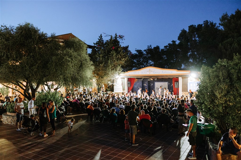 Večerní animace, Cala Liberotto, Sardinie