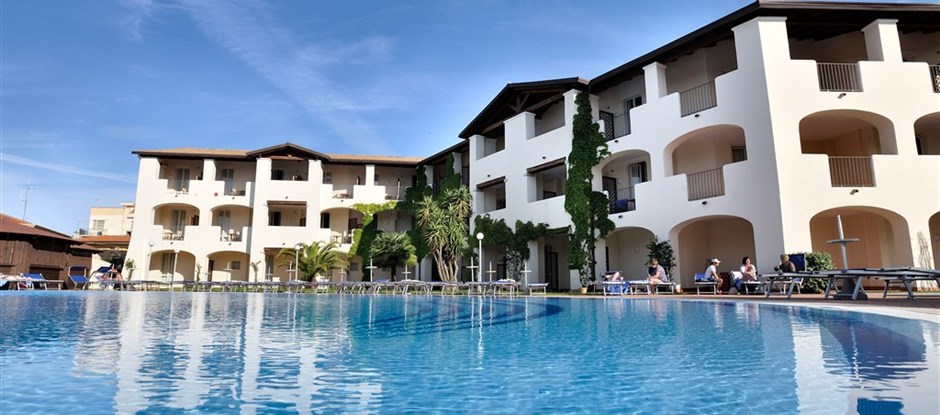 Bazén a pohled na pokoje, Siniscola, Sardinie