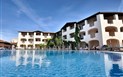 Cala della Torre Resort - Bazén a pohled na pokoje, Siniscola, Sardinie