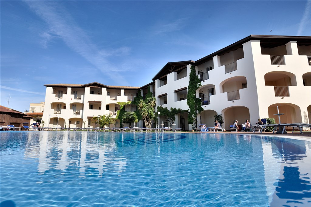 Cala della Torre Resort - Bazén a pohled na pokoje, Siniscola, Sardinie