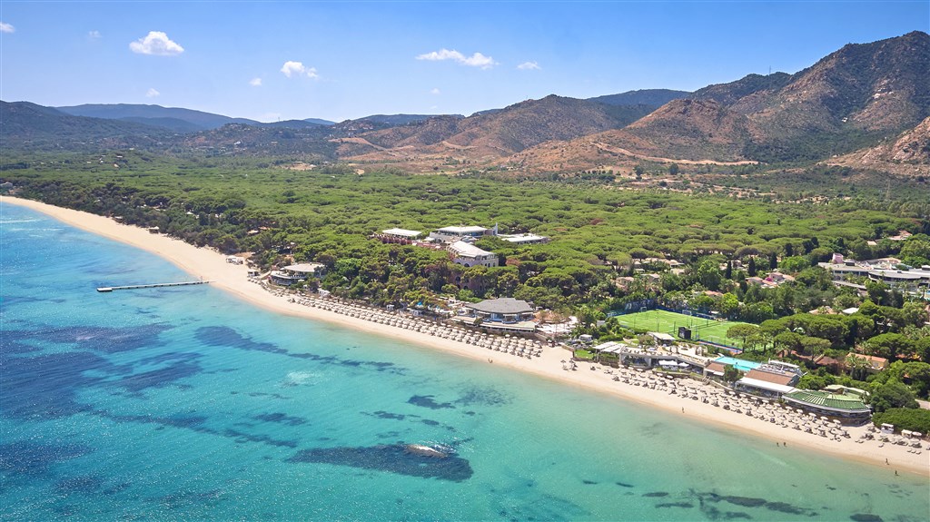 Letecký pohled na pláž a resort, Santa Margherita di Pula, Sardinie