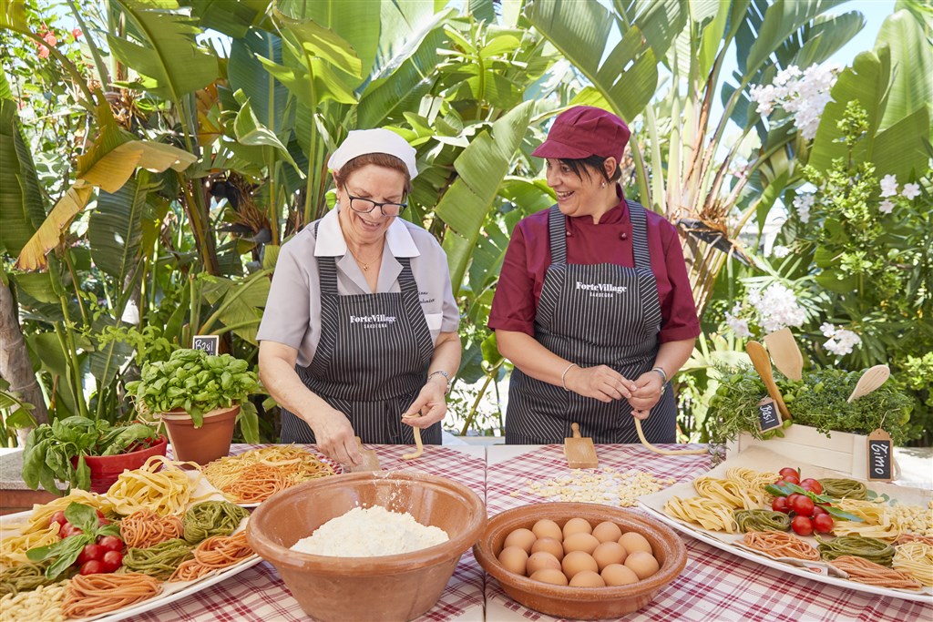 Příprava těstovin v restauraci, Santa Margherita di Pula, Sardinie