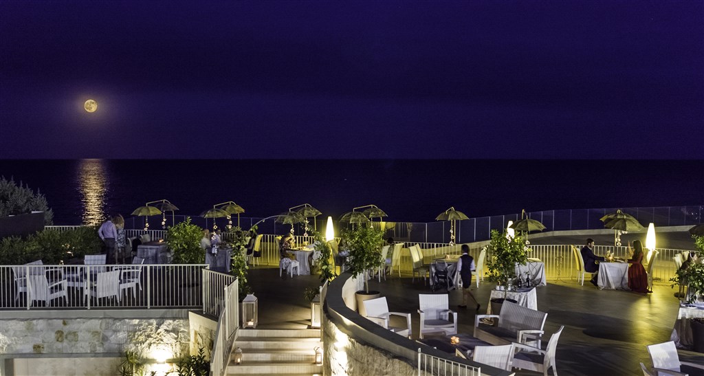 Večeře na terase restaurace Forte, Santa Margherita di Pula, Sardinie