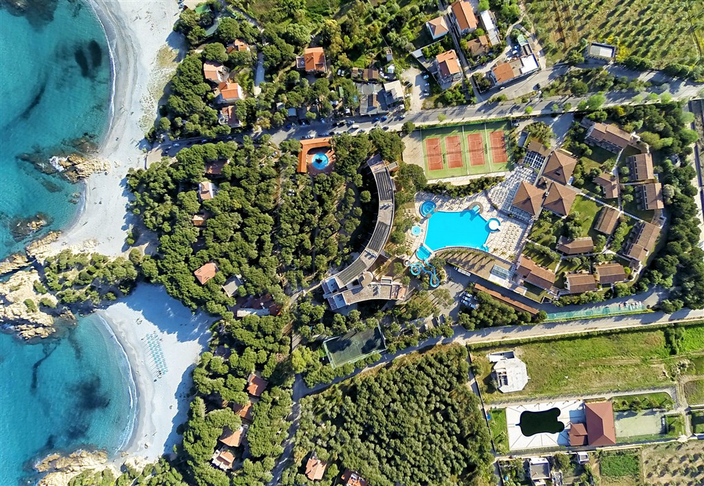 Letecký pohled na resort, Cala Liberotto, Orosei, Sardinie