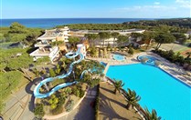 Resort s tobogánem u moře, Cala Liberotto, Orosei, Sardinie