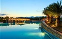 Valtur Sardegna Tirreno Resort - Večerní atmosféra u bazénu, Cala Liberotto, Orosei, Sardinie
