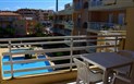 Residence Buganvillea - Balkon apartmánu orientovaného směrem k bazénu, Alghero, Sardinie