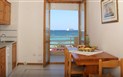Residence Buganvillea - Výhled z kuchyně u apartmánu s výhledem na moře, Alghero, Sardinie
