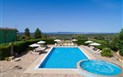 Lu' Hotel Porto Pino 65+ - Výhled z hotelu na bazén s hydromasáží, Porto Pino, Sant´Anna Arresi, Sardinie