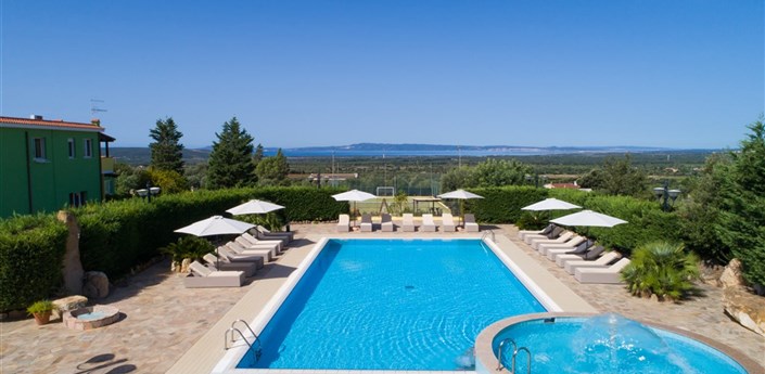 Lu´ Hotel Porto Pino - Výhled z hotelu na bazén s hydromasáží, Porto Pino, Sant´Anna Arresi, Sardinie