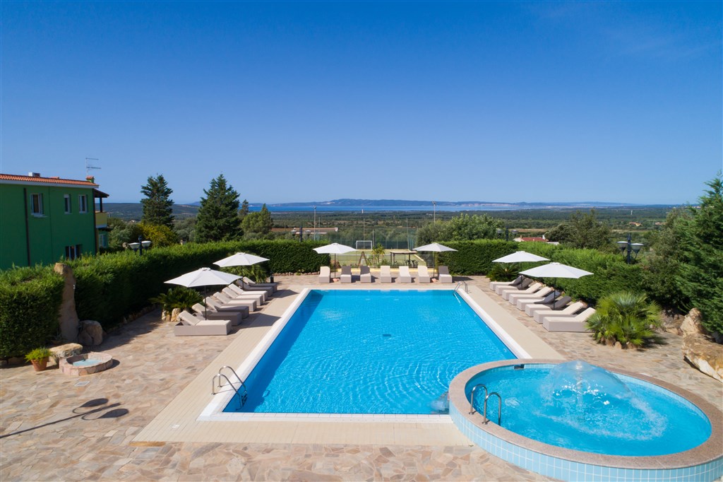 Výhled z hotelu na bazén s hydromasáží, Porto Pino, Sant´Anna Arresi, Sardinie