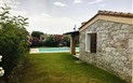 Vily San Pietro - Pohled na jednu z vil a na bazén, Castiadas, Sardinie