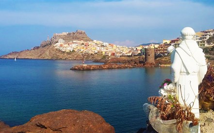 Castelsardo - Pohled na město z přístavu