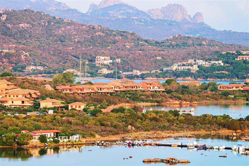 Panoramatický snímek s přístavy Golfo Aranci a Porto Rotondo
