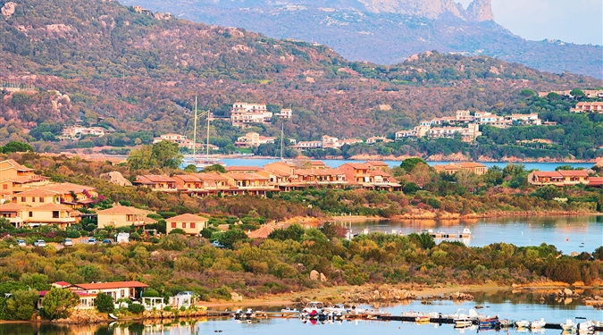 Panoramatický snímek s přístavy Golfo Aranci a Porto Rotondo