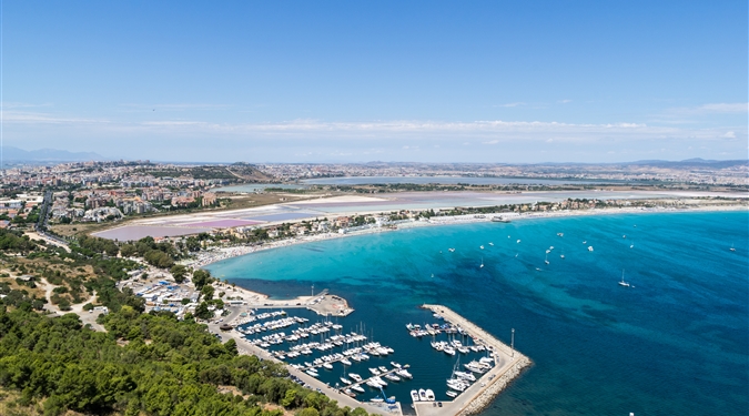Oblast CAGLIARI - Letecký pohled na pláž Poetto v Cagliari