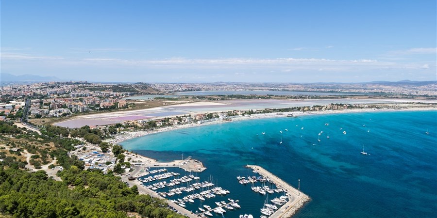 Letecký pohled na pláž Poetto v Cagliari