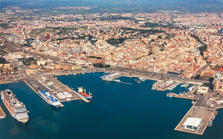 Sardinie jih - Letecký pohled na přístav v Cagliari