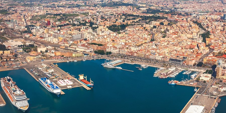 Letecký pohled na přístav v Cagliari