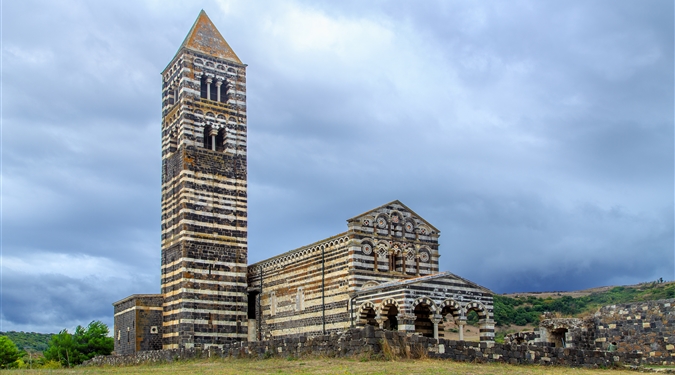 Sardinie sever - Kostel Santissima Trinita di Saccargia v Codrongianos