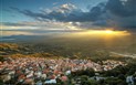 Sardinie východ - Pohled na město Baunei