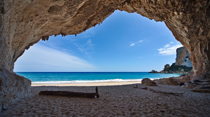 Jeskyně na pláži Cala Luna