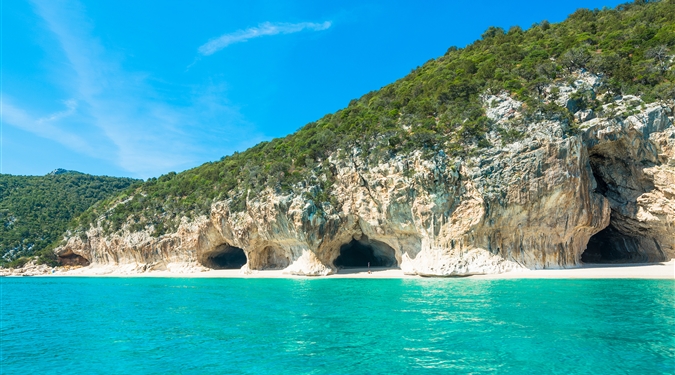 Jeskyně na pláži Cala Luna