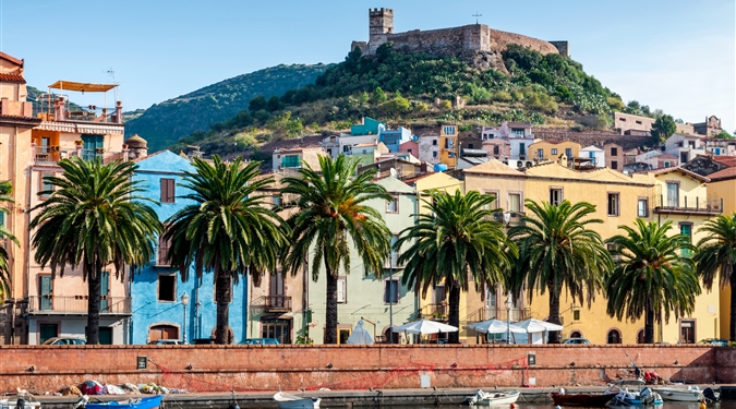 Sardinie západ - Městečko Bosa přezdívané "Sardinské Benátky"