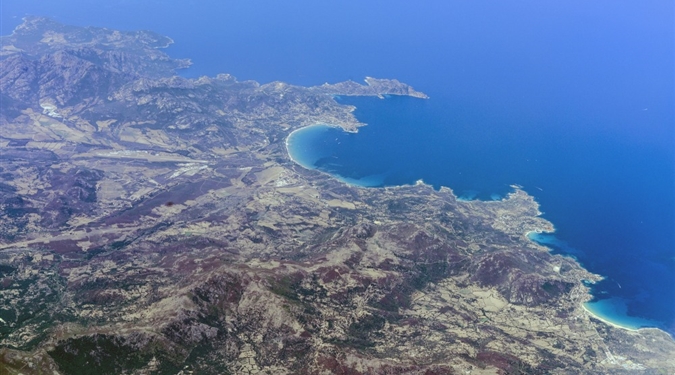 Letecký pohled na pobřeží (zdroj: sardegnaturismo.it)