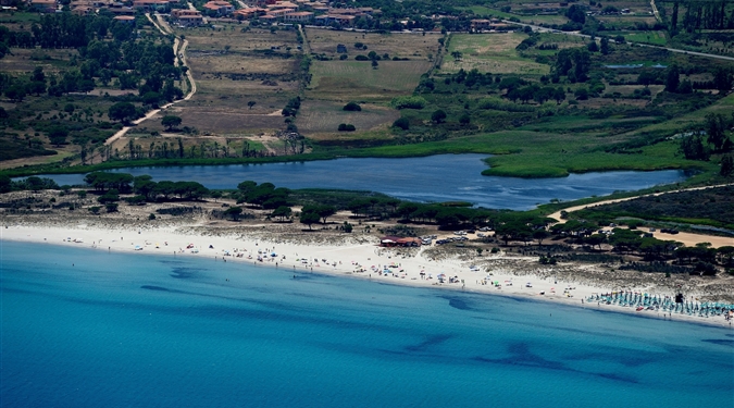 Pohled na pobřeží (zdroj: sardegnaturismo.it)