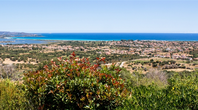 Pohled od pobřeží (zdroj: sardegnaturismo.it)