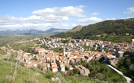 Bitti - Pohled na město Bitti (zdroj: sardegnaturismo.it)