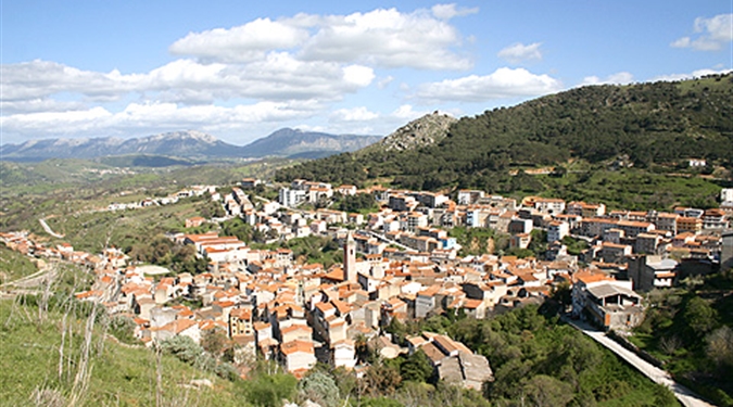 Bitti - Pohled na město Bitti (zdroj: sardegnaturismo.it)