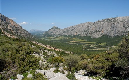 Oliena - Krajina v okolí Olieny (zdroj: sardegnaturismo.it)