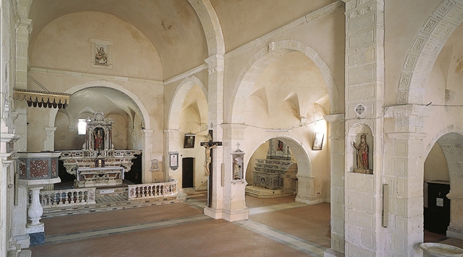 Vnitřek kostela Santa Sofia (zdroj: sardegnaturismo.it)