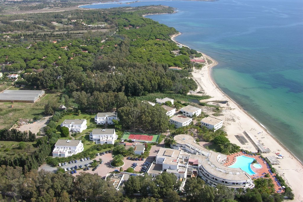 Letecký pohled na hotel a okolí, Pula, Sardinie
