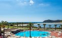 Pullman Timi Ama Sardegna - Hotelový bazén, na horizontu pláž, Villasimius, Sardinie