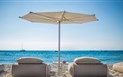 Pullman Almar Timi Ama Resort & Spa - 1.řada lehátek na pláži, Villasimius, Sardinie