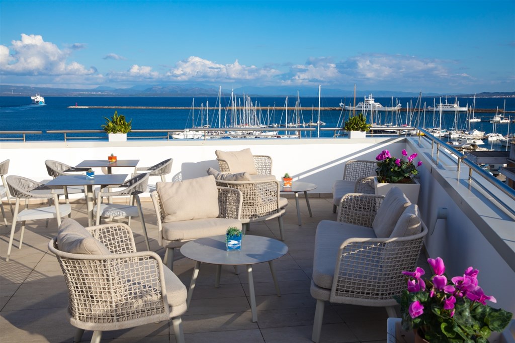 Hotelová terasa s kouzelným výhledem, Carloforte, Sardinie