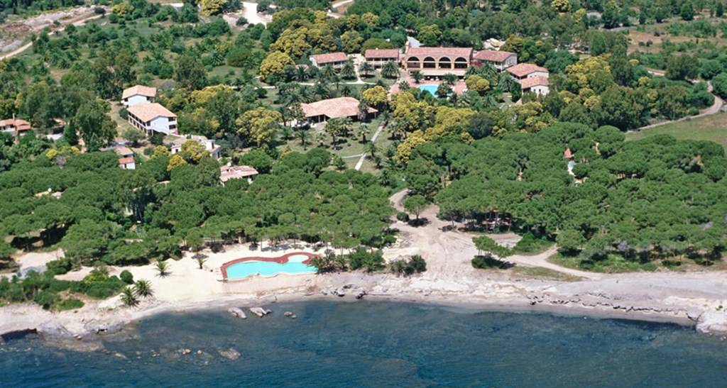 Letecký pohled na hotel, Santa Margherita di Pula, Sardinie