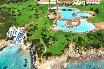 Letecký pohled na hotel, Porto Cervo, Sardinie