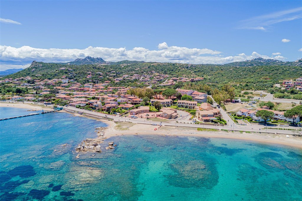 Letecký pohled na hotel, Cannigione, Sardinie