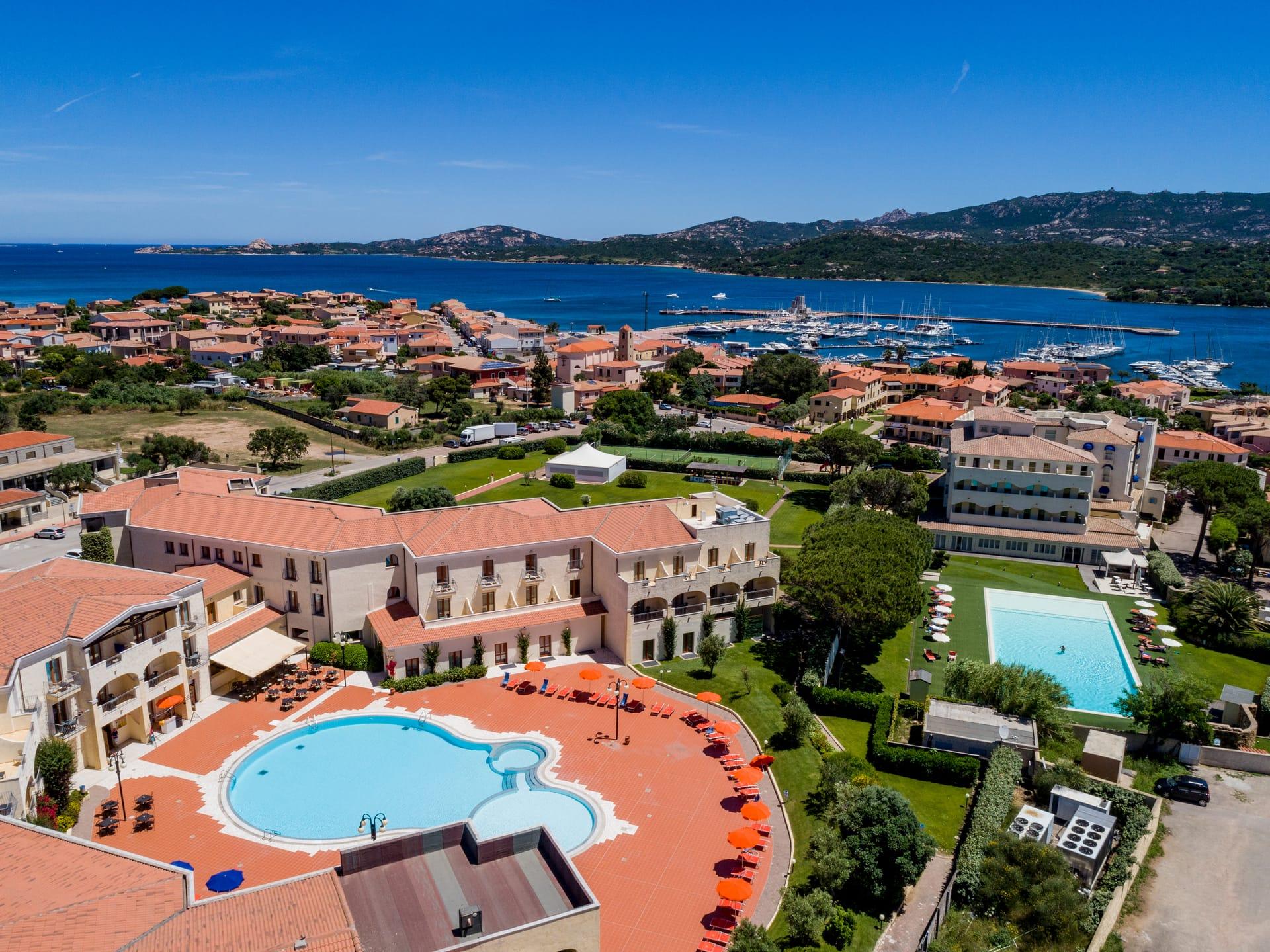 Blu Hotel Morisco Village - Letecký pohled na hotel, Cannigione, Sardinie