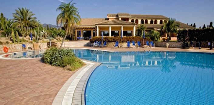 Lantana Resort Hotel - Pohled na hotel, Pula, Sardinie