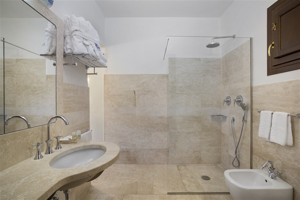 Koupelna v pokoji DELUXE, Baja Sardinia, Sardinie