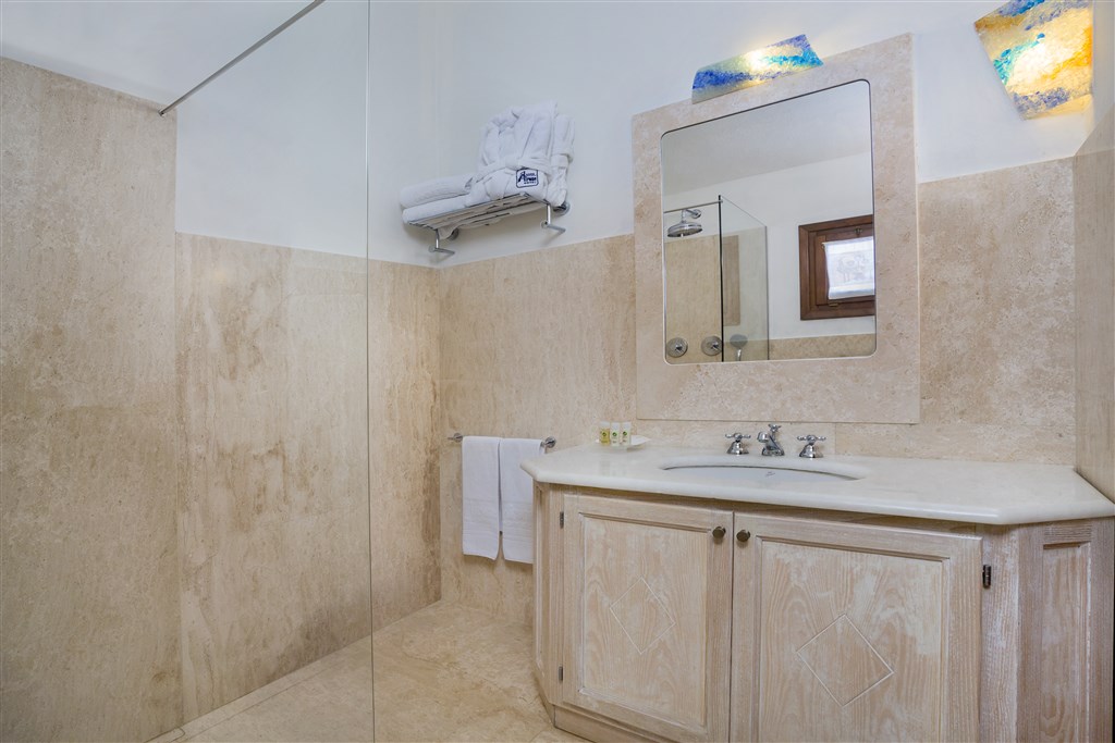 Koupelna v pokoji DELUXE, Baja Sardinia, Sardinie