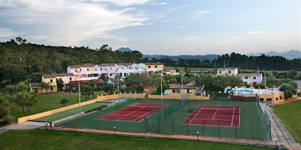 Tennisové kurty, Baja Sardinia, Sardinie