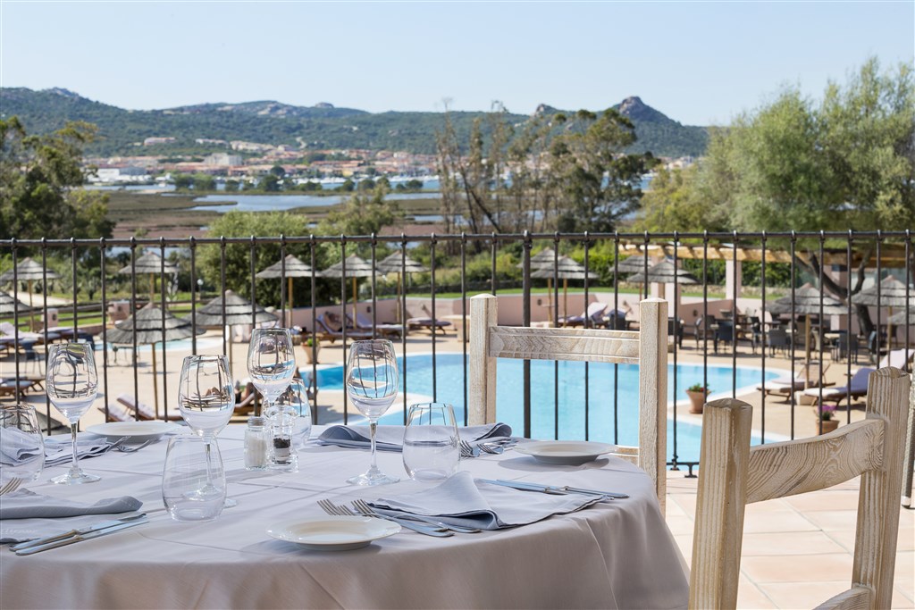 Restaurace na terase, Baja Sardinia, Sardinie